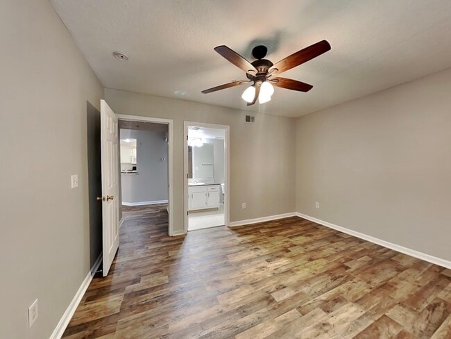 Foto del edificio - 725 Crest Pines Dr