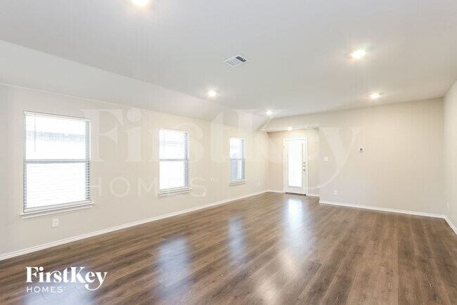 Building Photo - 1000 Basswood Lane