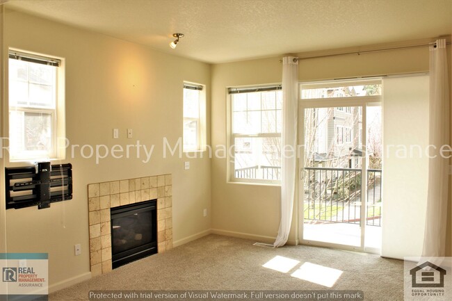 Building Photo - Urban 3 BR / 3.5 BA + Bonus Loft, Townhous...