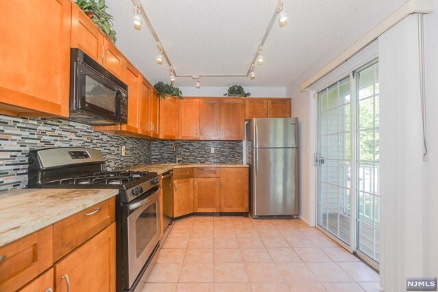 Foto del edificio - 694 Pepperidge Rd