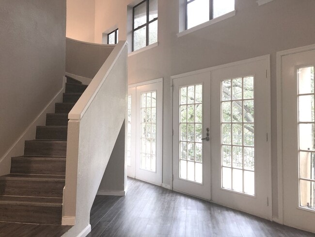 Foto del edificio - Bright & Spacious Townhome in Desirable Great Hills