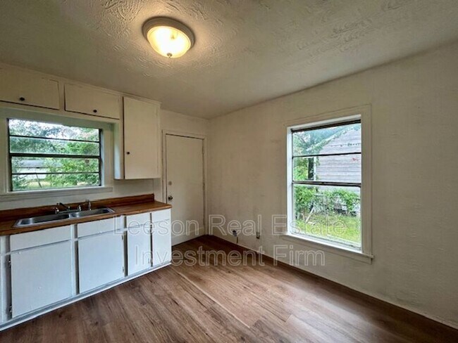 Building Photo - 734 W 74th St
