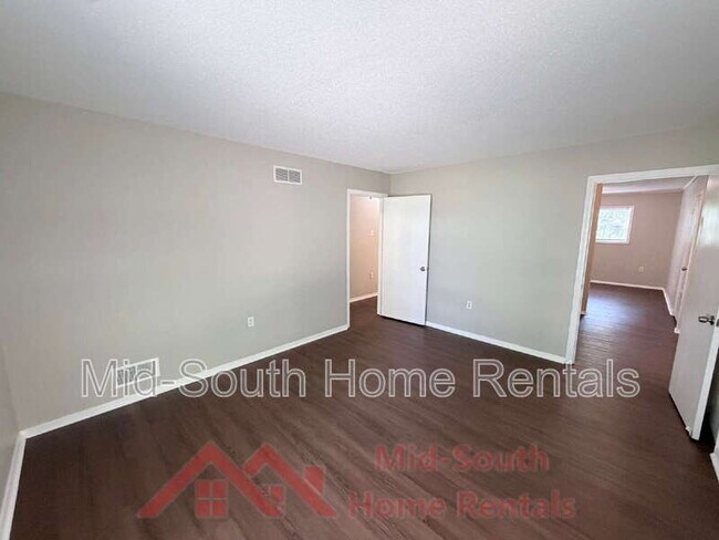Building Photo - 729 Blackstone Ln