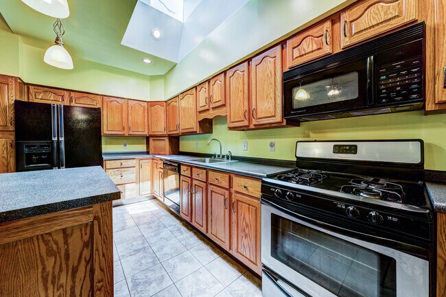 Building Photo - AVAILABLE AUGUST - Beautifully Brick Home ...