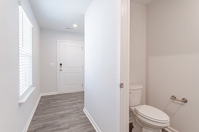 Building Photo - Beautiful Townhome in Greenville, Master o...