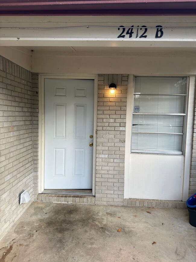 Foto del edificio - 2412 Clemons Rd