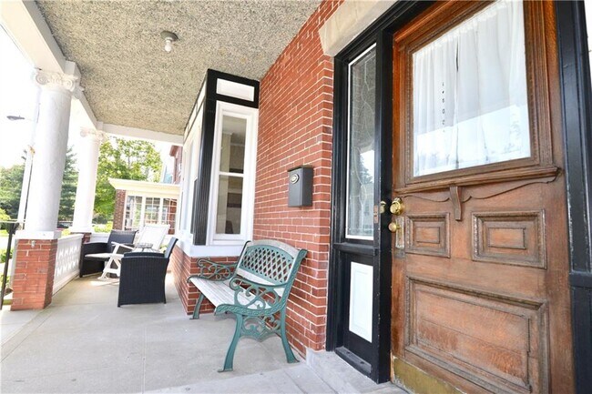 Building Photo - 5 Sylvan St