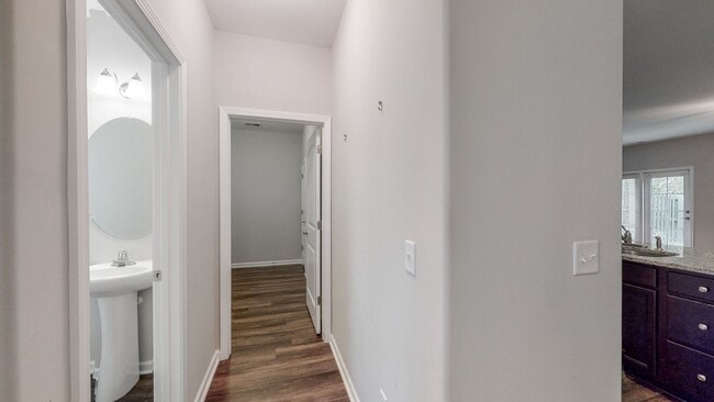 Building Photo - 3 Bedroom 2.5 Bathroom Townhome - The Comm...