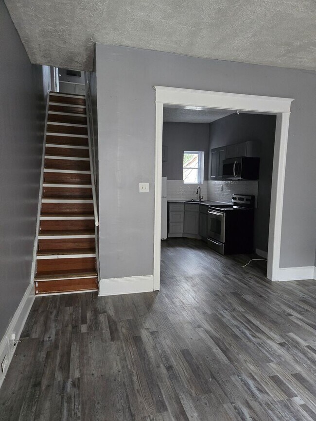 Building Photo - Oakdale St 3BR