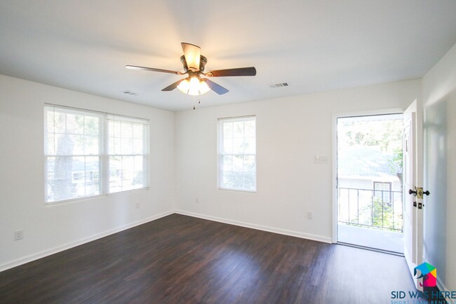 Building Photo - 2 Bedroom, 1 Bathroom Upper Unit – Prime S...