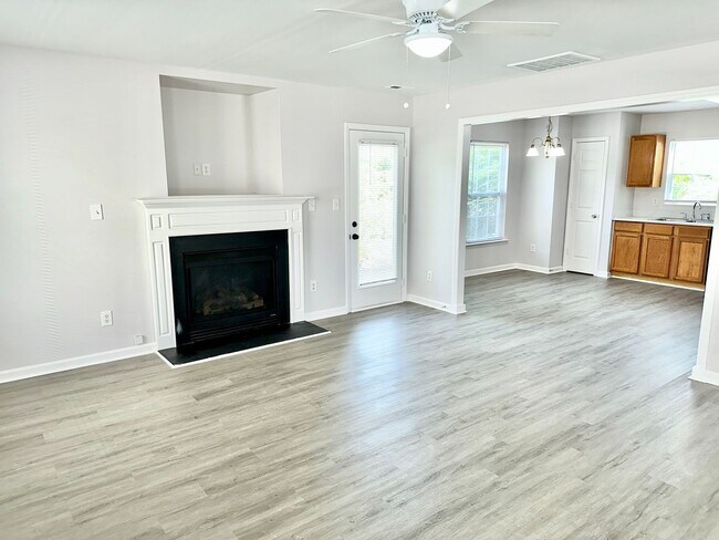 Foto del edificio - Updated 4BD, 2.5BA Raleigh Home With a 2-C...