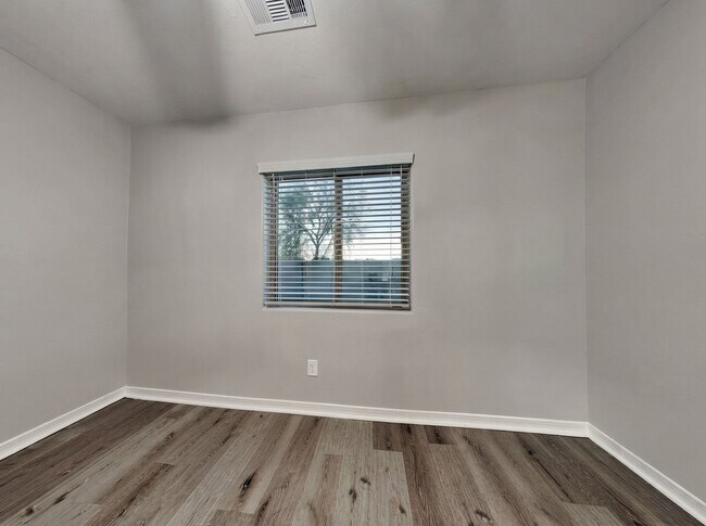 Building Photo - 14221 W Hackamore Dr