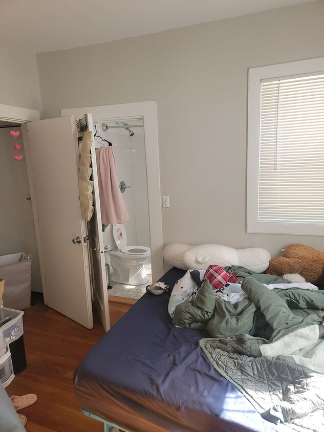 Building Photo - Harvard Sq. 1 bed available June 1st