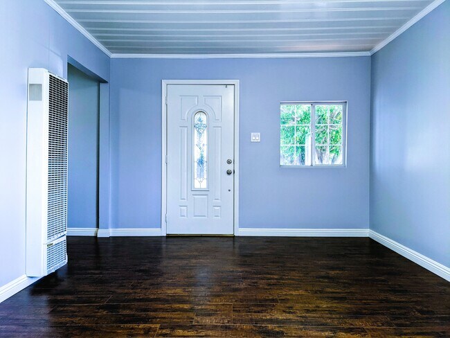 Foto del edificio - 2429 Hillcrest Dr