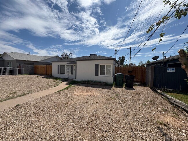 Foto del edificio - Nice 3 bedroom, 1 bath, plus den!