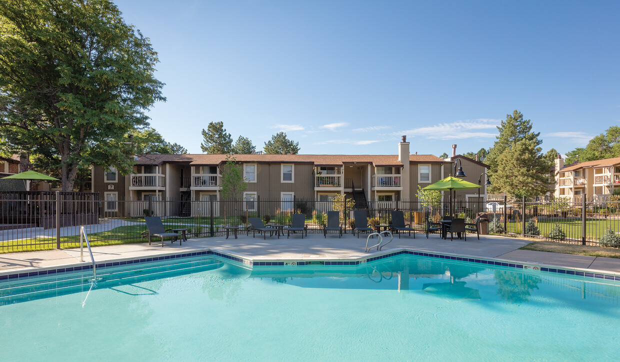 Relax by the pool - Creekside