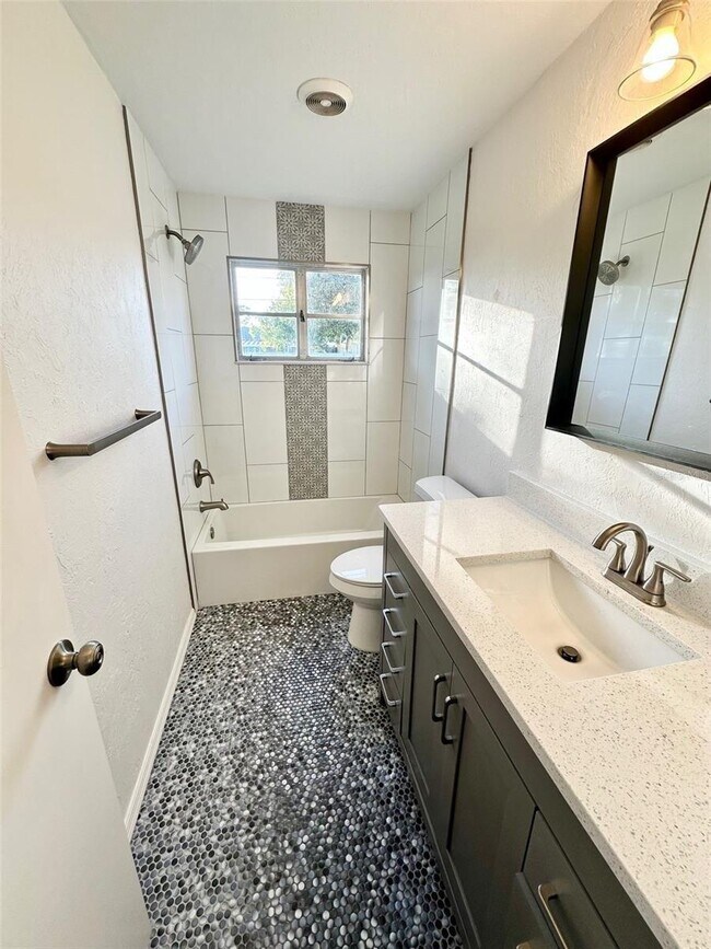 Building Photo - 6600 Orchard Dr N
