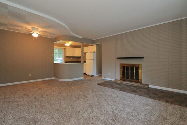 Building Photo - Charming 3 Bedroom 1 Bathroom Home