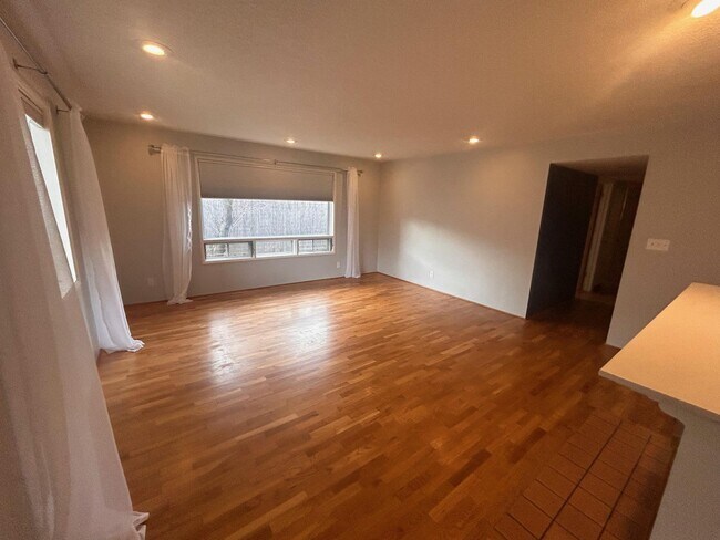 Building Photo - 549 Eastwood Dr