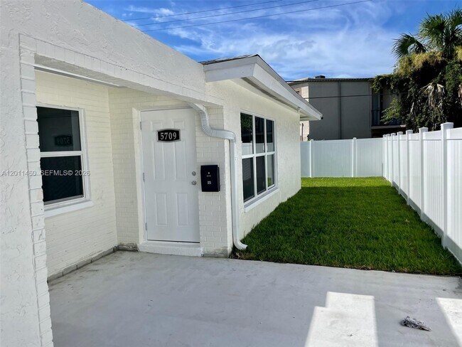 Foto del edificio - 5719 NW 28th St