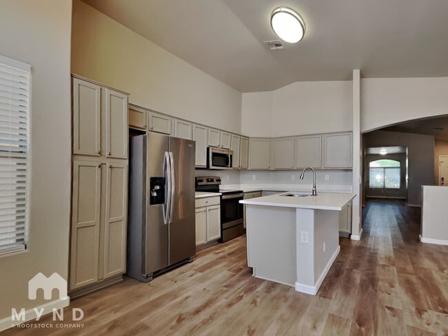 Building Photo - 25846 W Kendall St