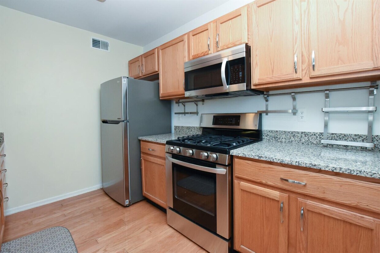 Primary Photo - 2790 S Knightsbridge Cir