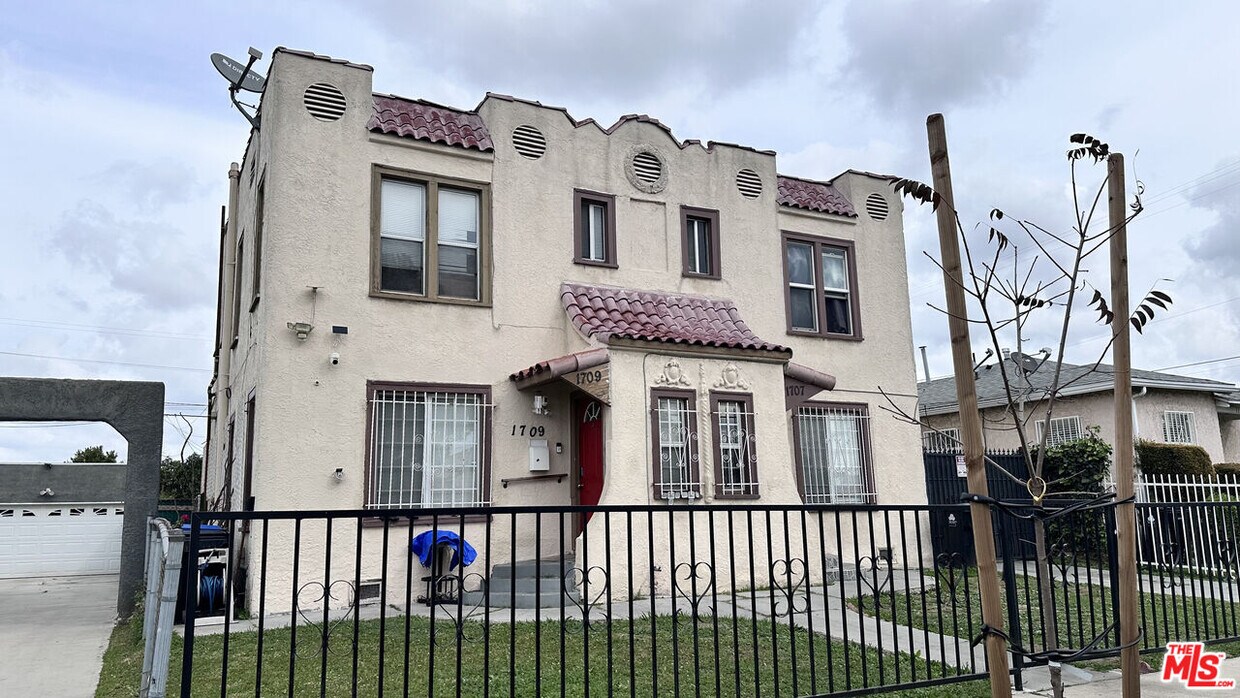 Building Photo - 1709 W 70th St