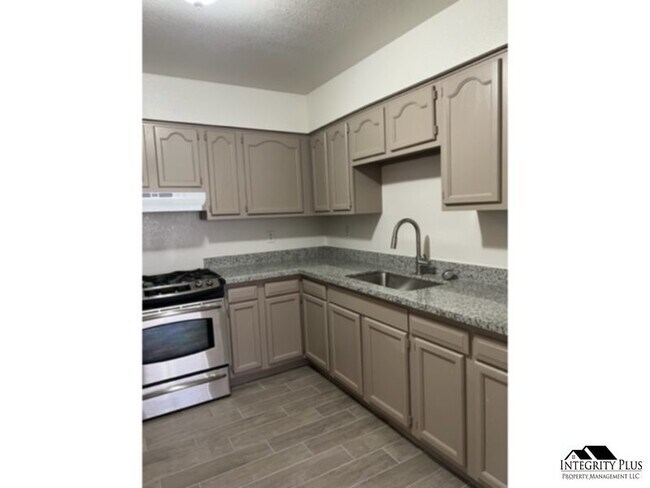 Building Photo - 3 bedroom 2 bath