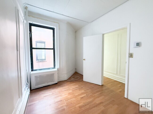 Foto del edificio - STARR STREET / Spacious Bushwick 2-Bed 1-Bath / Amazing Location