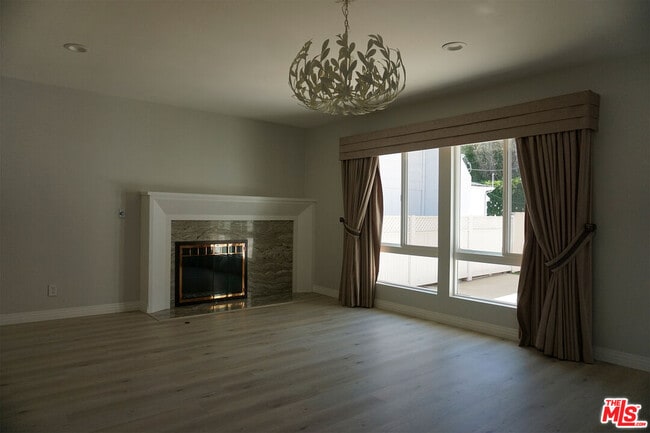 Foto del edificio - 221 N Bowling Green Way