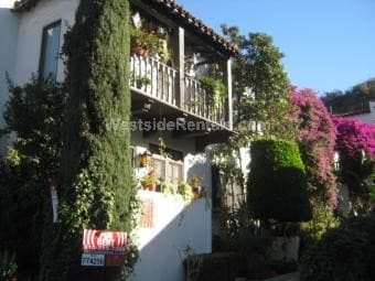 Primary Photo - 2586 N Beachwood Dr
