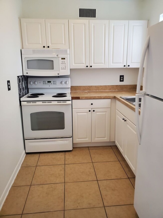 Building Photo - Clean & Cozy 2 Bedroom Home