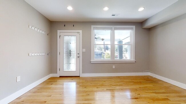 Building Photo - 12 Hawaii Ave NE