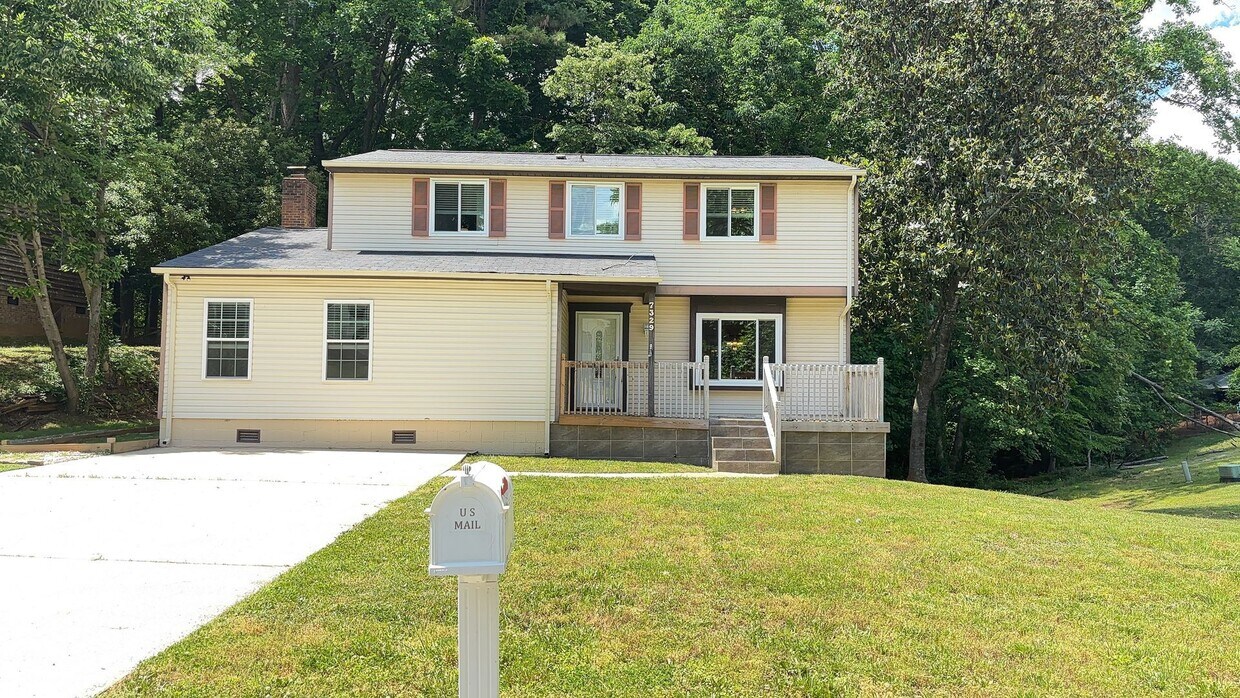 Foto principal - Charming 2 story, 5 bedroom, 3.5 bath home...