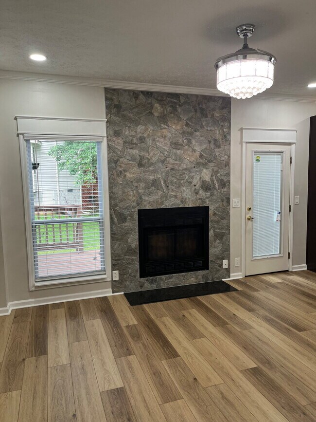 Building Photo - "Charming Franklin Retreat: 3-Bedroom Have...