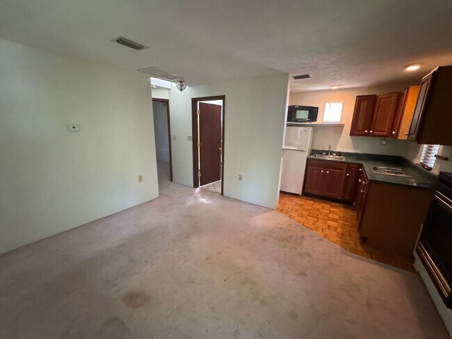 Foto del edificio - 2 Bed 1 Bath Apartment in Golfview