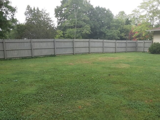 Building Photo - Hard to Find Rancher in Oak Ridge with 2 car garage