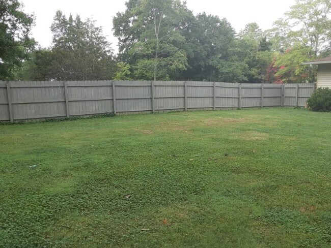 Foto del edificio - Hard to Find Rancher in Oak Ridge with 2 car garage