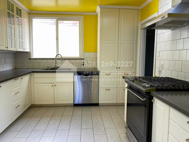 Building Photo - 1850 33rd Ave