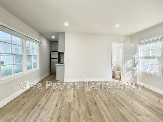 Building Photo - 14532 Dickens St