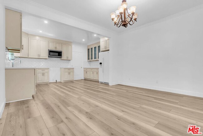 Building Photo - 261 W 43rd Pl