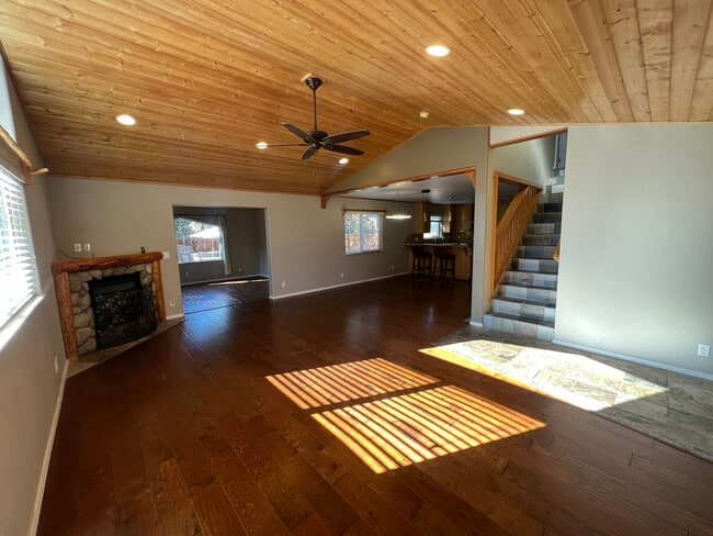 Building Photo - Large mountain home with 2 car garage