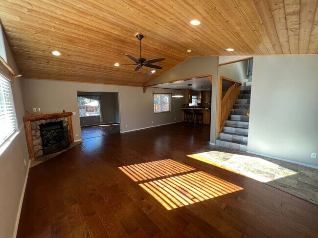 Foto del edificio - Large mountain home with 2 car garage