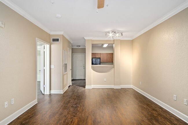 Building Photo - Renovated 1 Bedroom 1 Bathroom Condo with ...