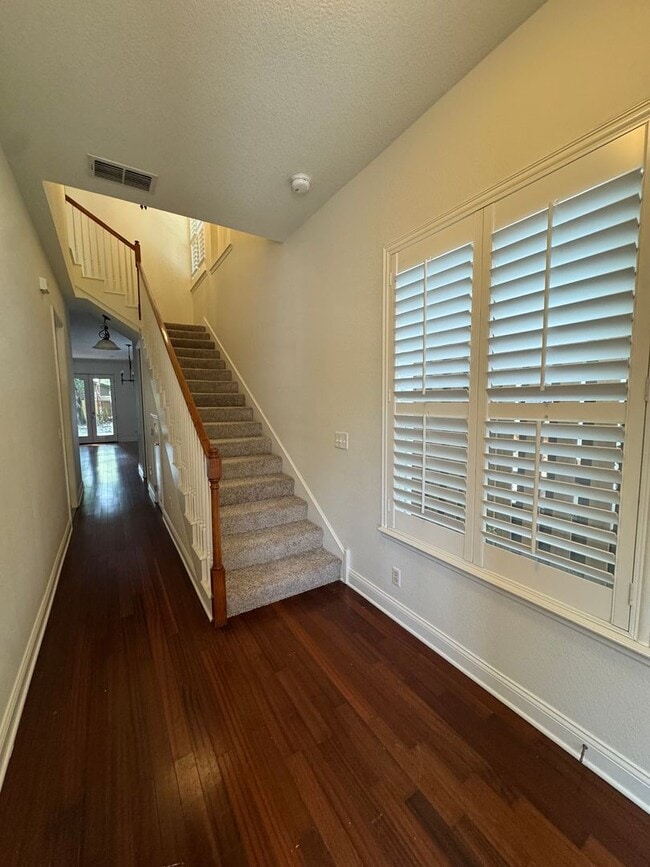Building Photo - Townhouse Located Downtown!