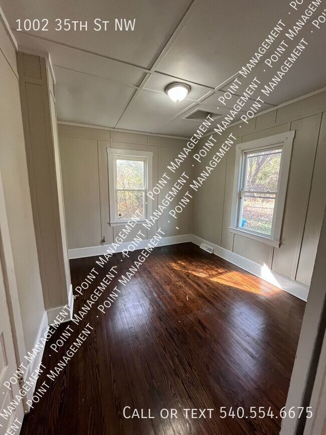 Building Photo - 3 Bed 1 Bath with Backyard Space! (PLEASE ...