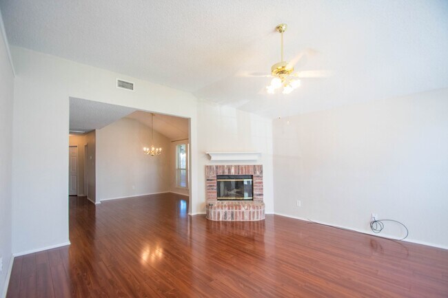 Foto del edificio - Beautifully crafted 3-2-2 home in the Fort...