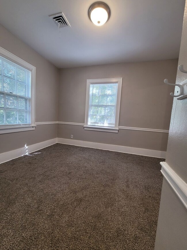 Building Photo - Spacious Blackstone Three Bedroom!