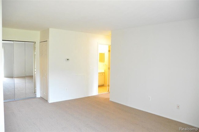 Foto del edificio - 30028 W 12 Mile Rd
