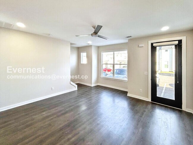 Building Photo - 2 Bed/2.5 Bath Townhome with Off-Street Parking / Pet-Friendly / Available Now!